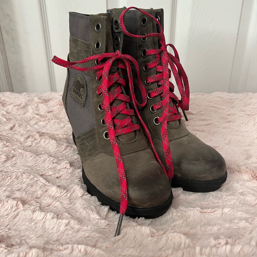 Sorel Joan of Arctic Wedge Bootie size 8.5